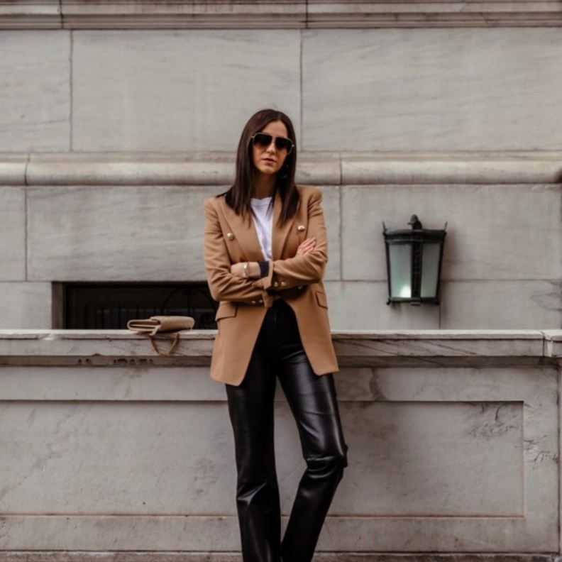 اعتمدي اطلالات انيقة للعمل في البنطلون الجلد موضة هذا الموسم