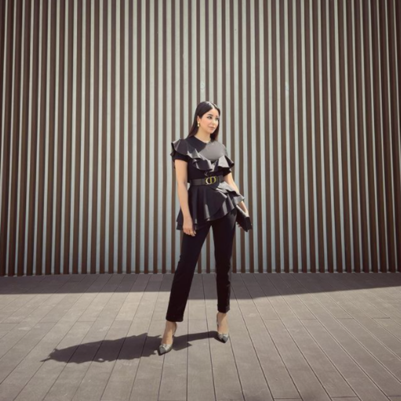 لوك مونوكروم باللون الأسود بغاية الأناقة والعصرية