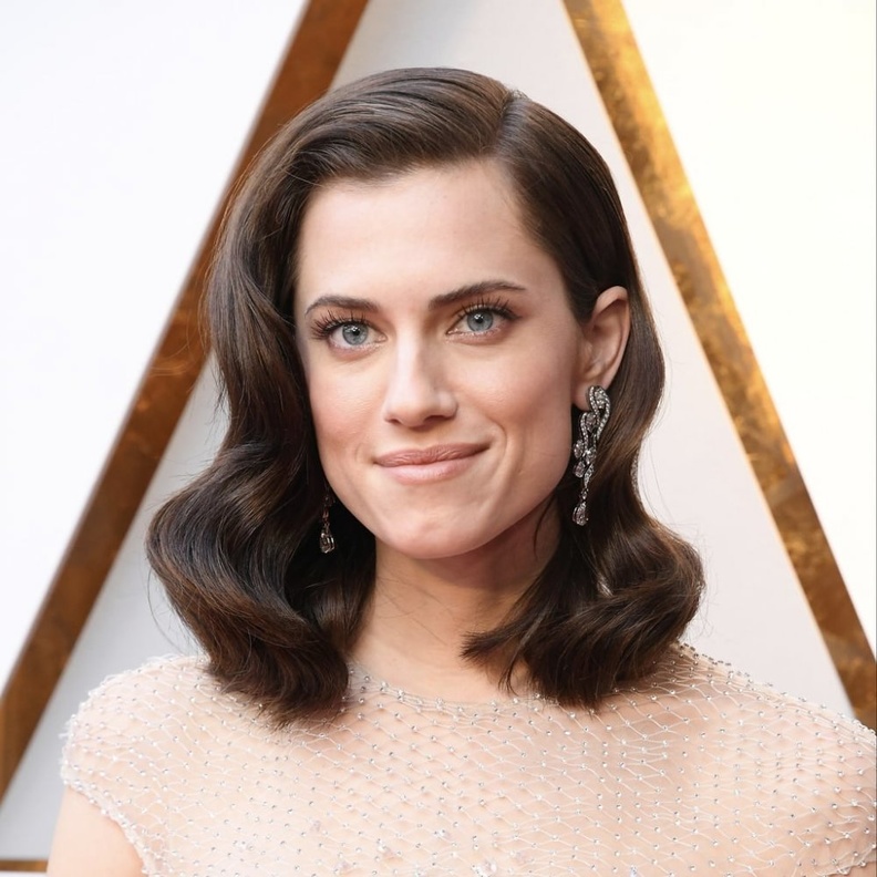 مكياج طبيعي للغاية مع الشعر الويفي الكلاسيكي