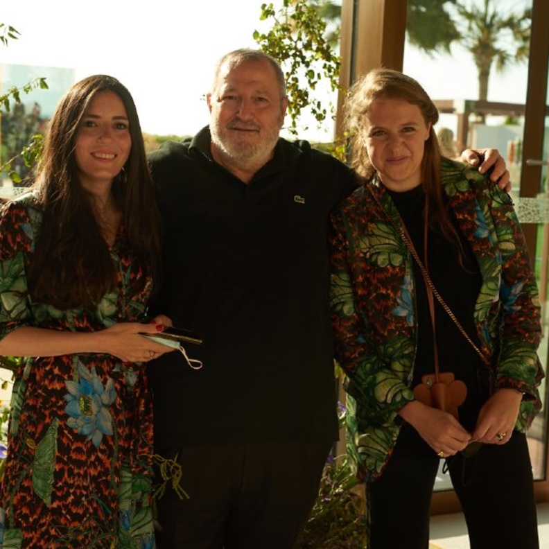 عدنان الكاتب يتوسط أنتيا برغوني ألياتا والعنود بدر