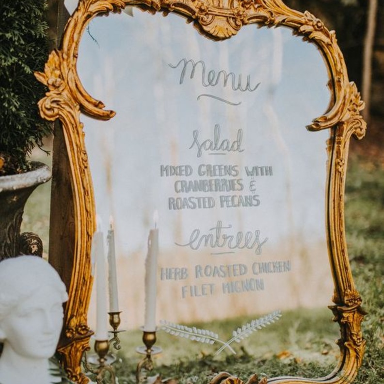 استخدمي المرايا لتقديم بطاقات قوائم الطعام في البوفيه 