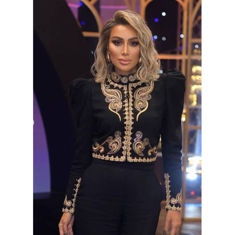 تألقت بالجاكيت القصيرة بقصة الأكتاف العريضة والتطريز الذهبي مع البنطلون الأسود