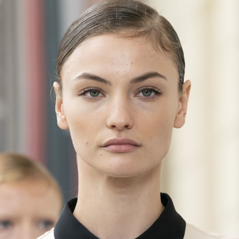 مكياج نيود طبيعي مع تسريحات الشعر المبللة من دار Maryling