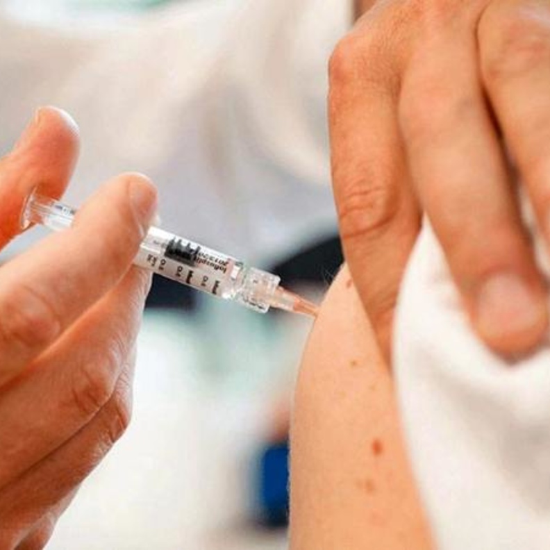 الإمارات تدعو الشباب لأخذ لقاح كورونا والالتزام بالتدابير الوقائية