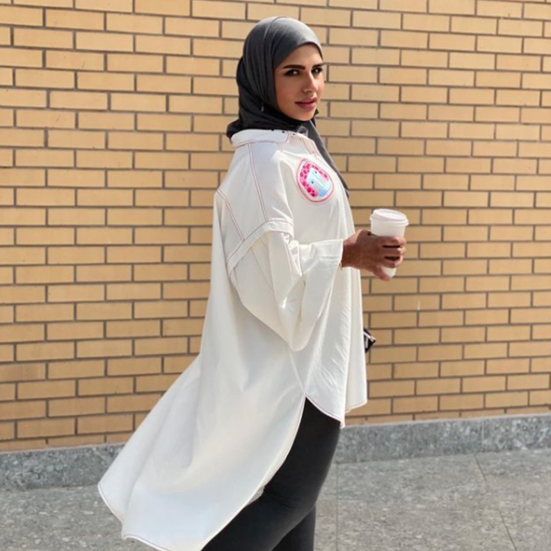 تصميم راقي ومحتشم باللونين الذهبي والعاجي باطلالة أنيقة 