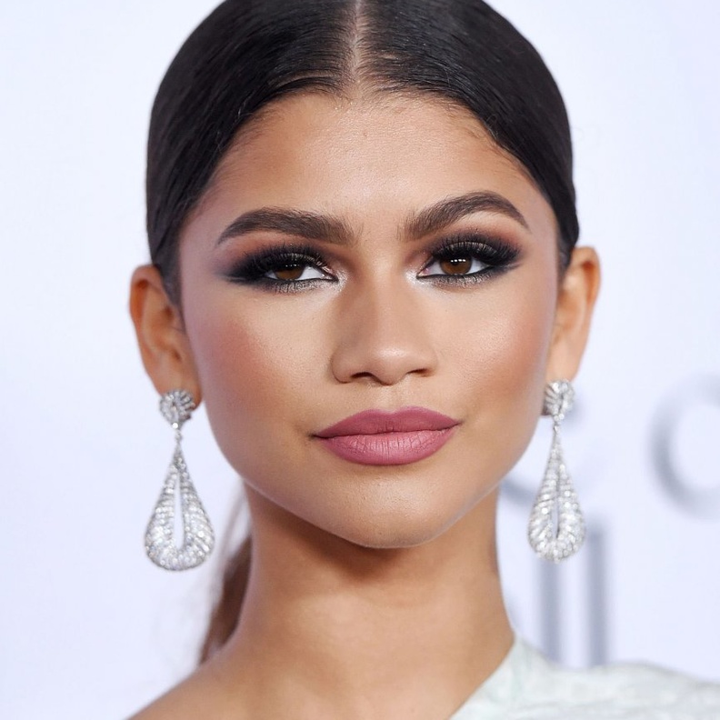 طريقة عمل مكياج سموكي اسود داكن ومات من Zendaya