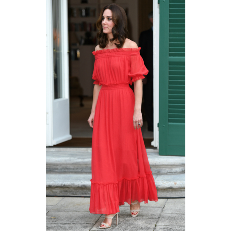 ساحرة بالفستان الأحمر الأوف شولدر من تصميم Alexander McQueen