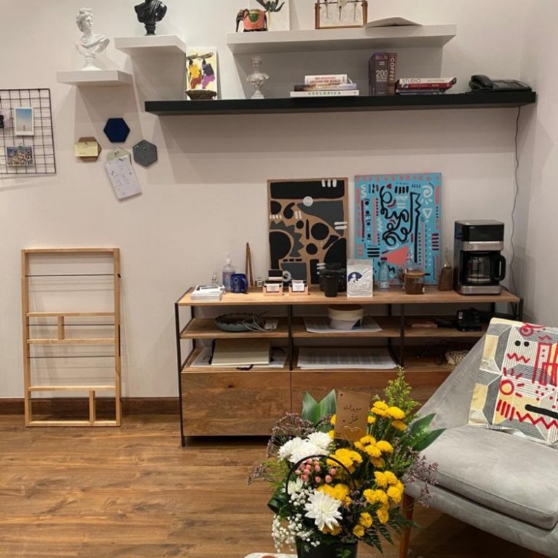  المعرض الفني الصغير في مكتب عمّر.