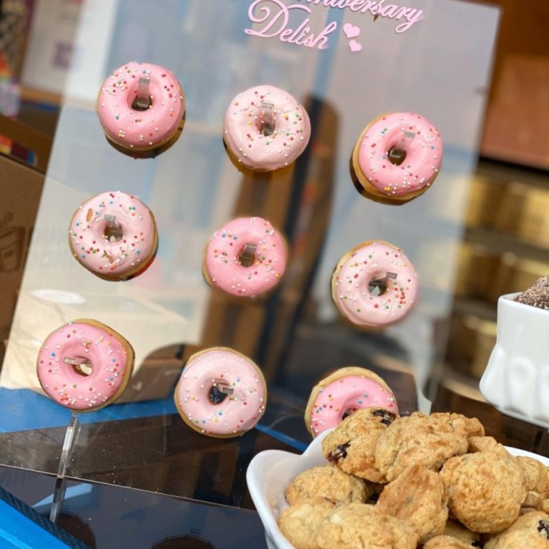  حامل الدونات من مخبز ديلش حسب الطلب