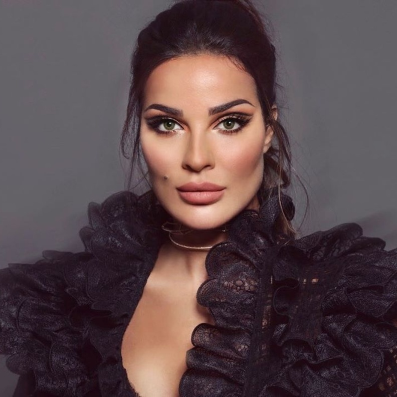 اطلالات نادين نجيم بطلة مسلسل عشرين عشربن