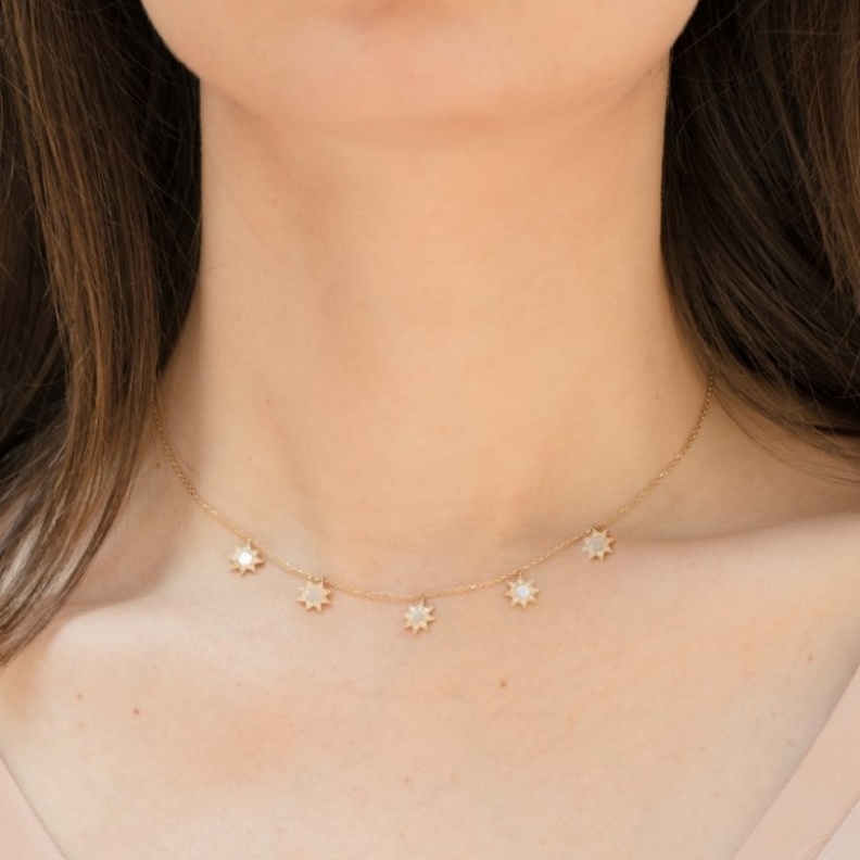  أجمل القطع الرمضانية المزينة بالهلال والنجوم من دور المجوهرات العربية