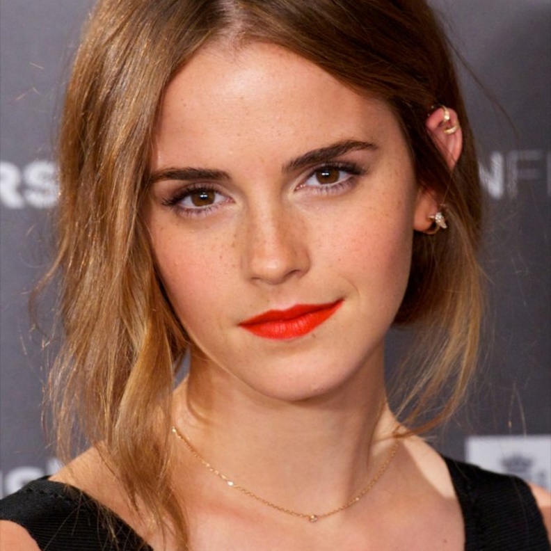 مكياج أنثوي ناعم مع أحمر الشفاه البرتقالي