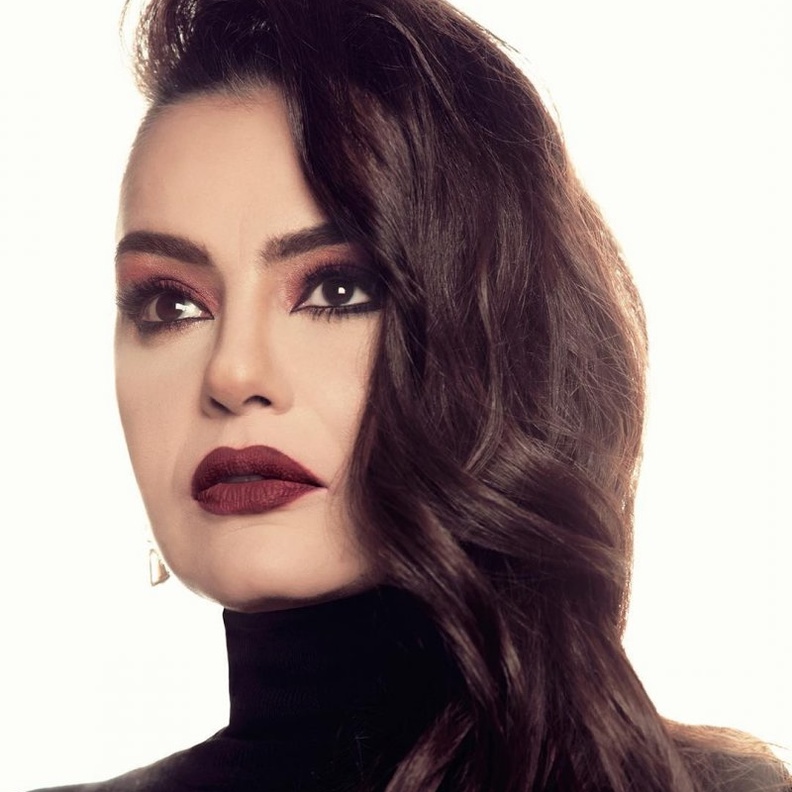  اطلالات النجمة شريهان الجمالية بمكياج ساحر مع احمر الشفاه الداكن والمخملي