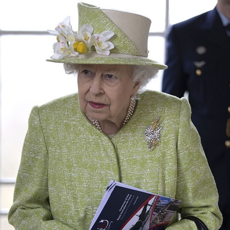 ملكة بريطانيا قد تجلس بمفردها في جنازة زوجها الراحل لهذا السبب