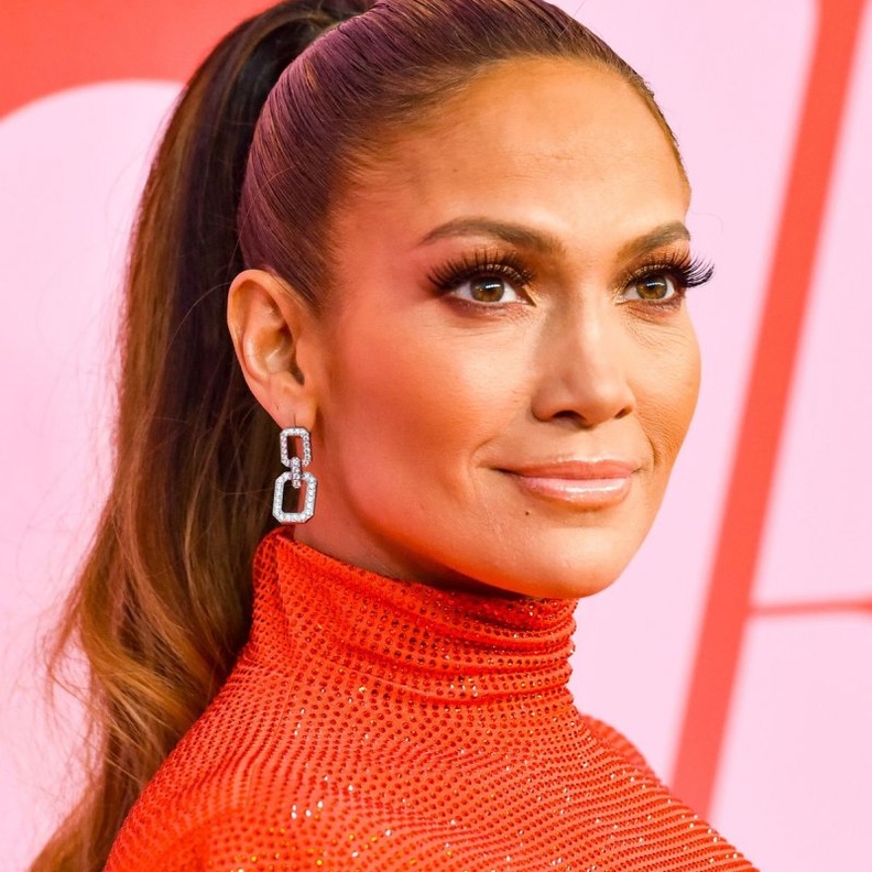 تسريحات شعر ذيل الحصان العالية لرمضان ٢٠٢١ من وحي اطلالات النجمة جنيفر لوبيز.