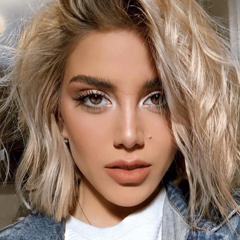 سينتيا صموئيل اطلت بالشعر الاشقر في خمسة ونص 