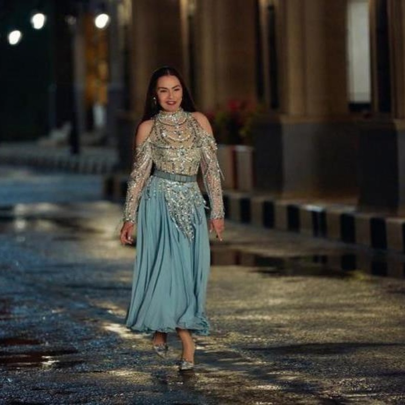 تألقت بالبدلة البيضاء المزيّنة بالشك من توقيع زهير مراد