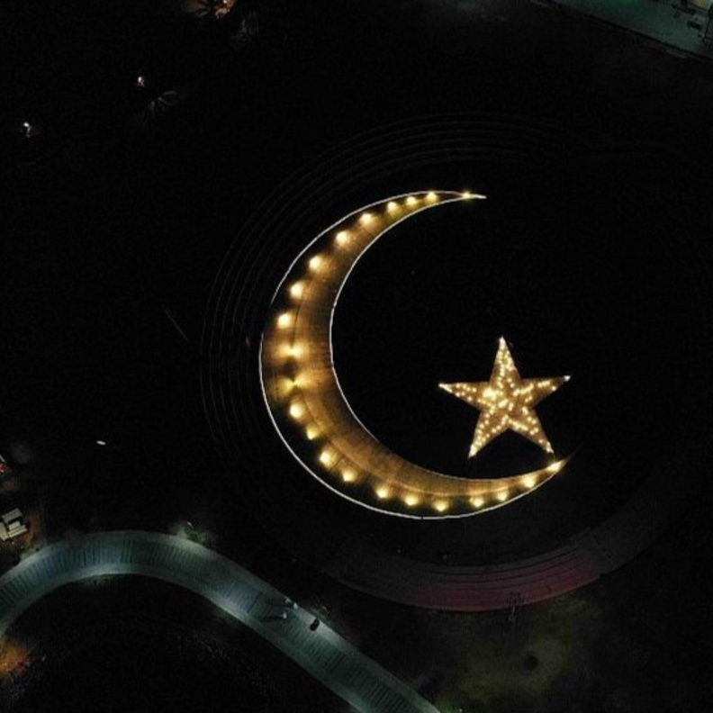  مدينة جواثا السياحية تتزين بأكبر هلال بالمنطقة الشرقية