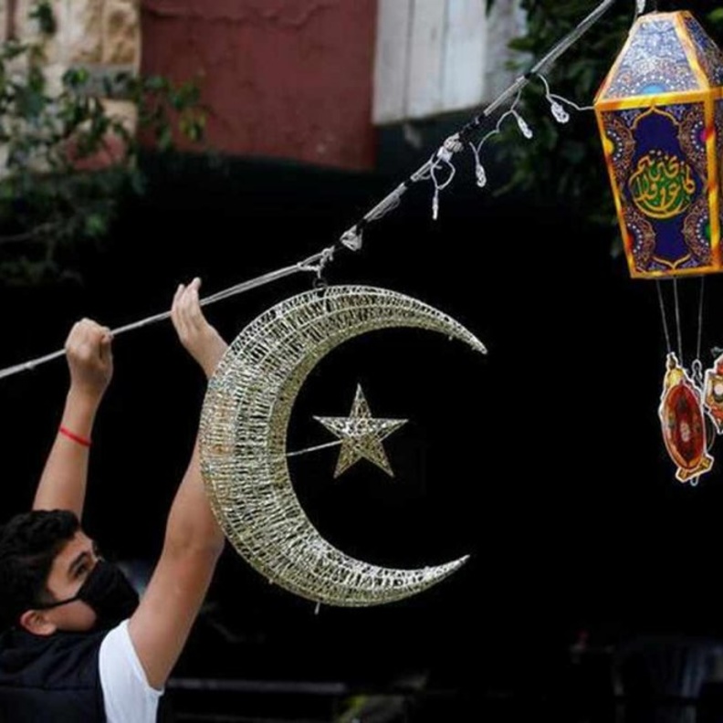 تقليد تعليق الفوانيس أو فوانيس رمضان وهو تقليد شائع في العديد من المدن العربية والإسلامية