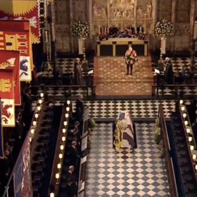 في لحظة مؤثرة.. إنزال نعش الأمير فيليب إلى مثواه الأخير على الهواء مباشرة 