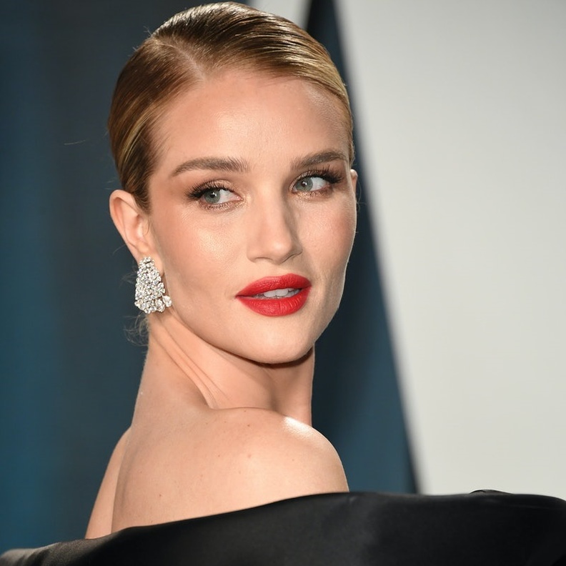 إطلالة كلاسيكية مذهلة من وحي روزي