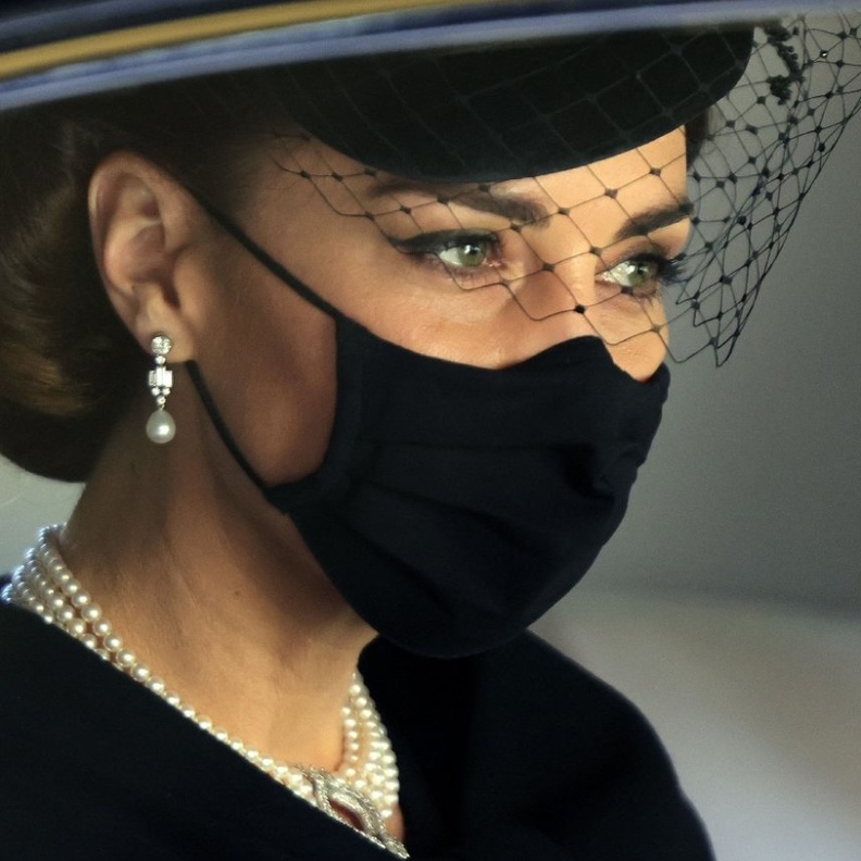  اطلالة كيت ميدلتون الجمالية برسمات المكياج الناعم والظلال السوداء