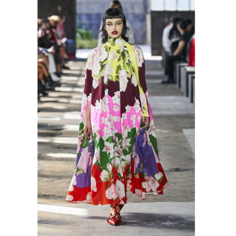 إختاري الفستان الواسع مع تصميم يشبه الكاب من دار فالنتينو