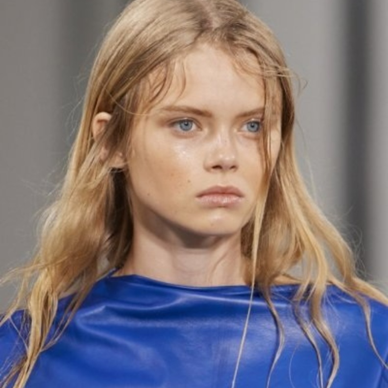 تسريحات شعر عصرية مع الغرة المبعثرة احدث صيحات ربيع 2021