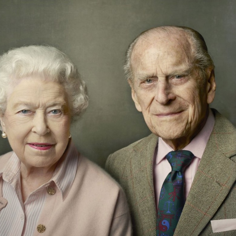 تعرفوا على المكان المميز الذي تحتفظ فيه ملكة بريطانيا بصورها المفضلة مع زوجها