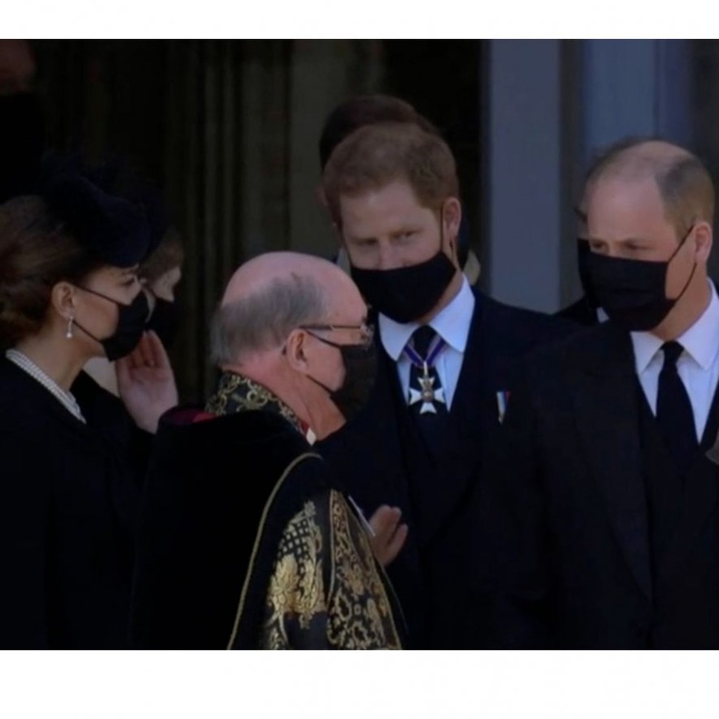 هاري وكيت ميدلتون غادرا الكنيسة إلى قلعة وندسور سيرا على الأقدام