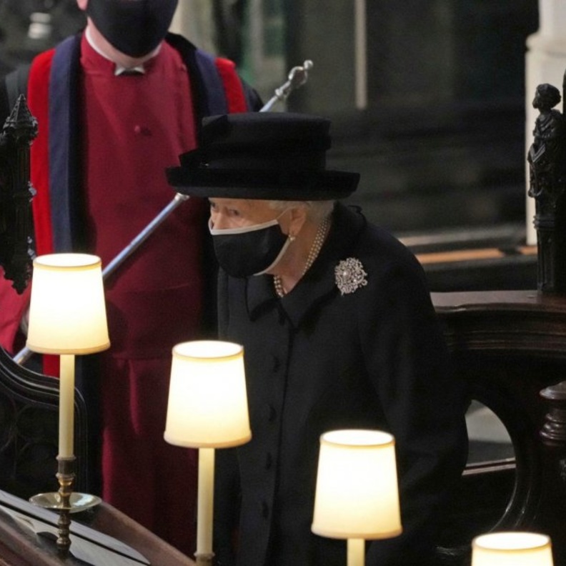 لماذا جلست الملكة في الصف الثاني في جنازة الأمير فيليب؟