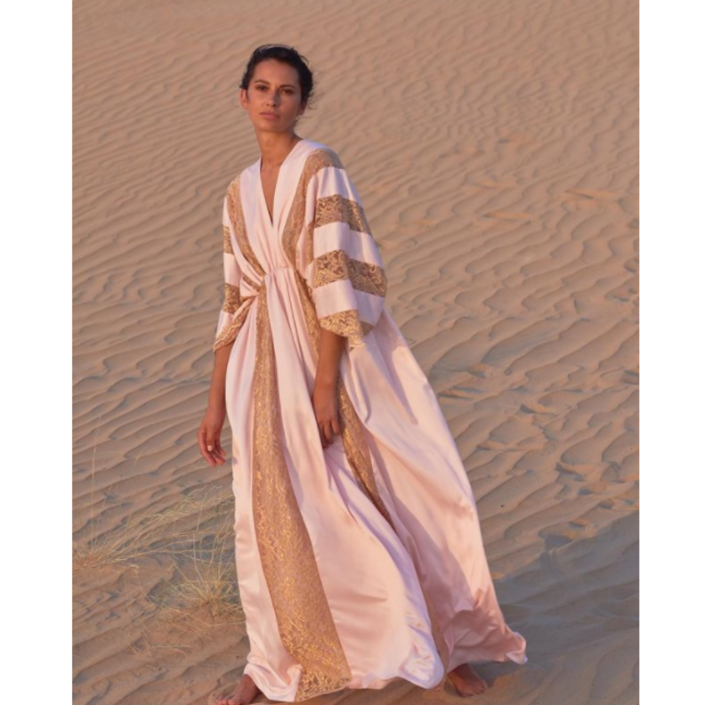 إختاري العباية التي تتميّز بقصة الياقة الـV المحتشمة والمزيّنة بقماش الدانتيل