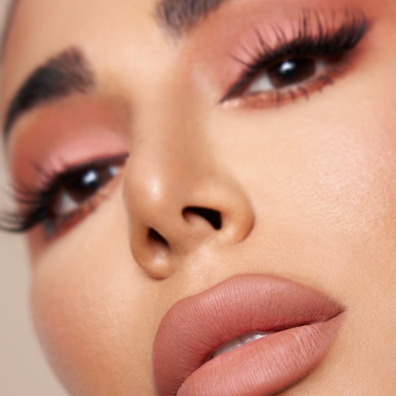 هدى بيوتي تطرح مستحضر باور بوليت كريم جلو لشفاه مفعمة بالجاذبية