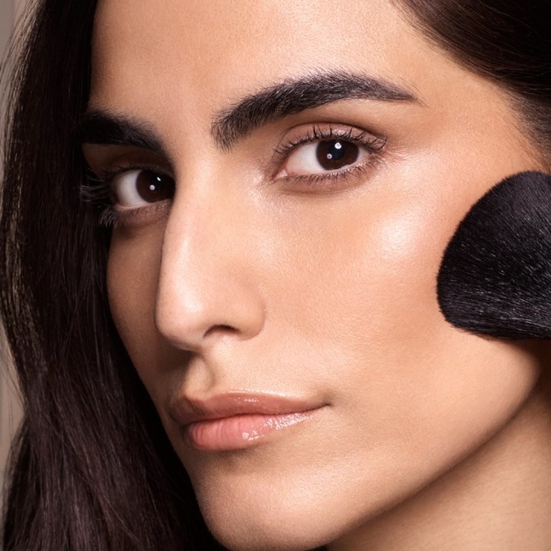 أبرزي جمالك وتألقي بإطلالة متوهّجة هذا العيد مع ماكس فاكتور