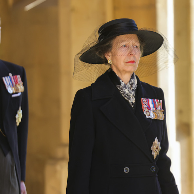 الأميرة آن ترتدي أقراط اللؤلؤ التي أهداها لها والدها الأمير فيليب