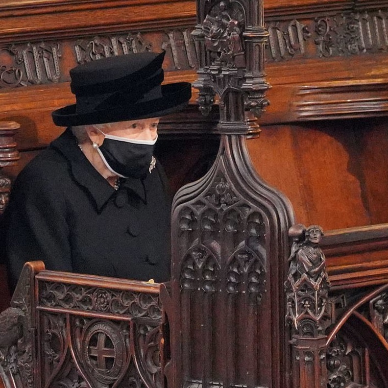  ملكة بريطانيا كانت تحمل صورة من حفل زفافها في جنازة الأمير فيليب