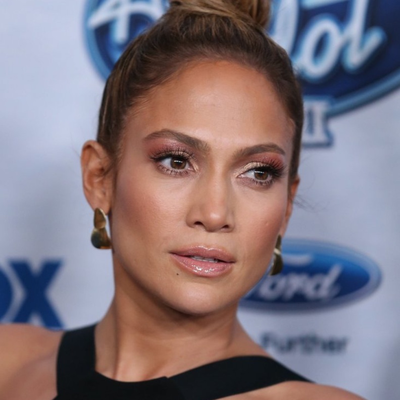 خطوات تطبيق مكياج برونزي وملون لسهرات رمضان 2021 من Jennifer Lopez