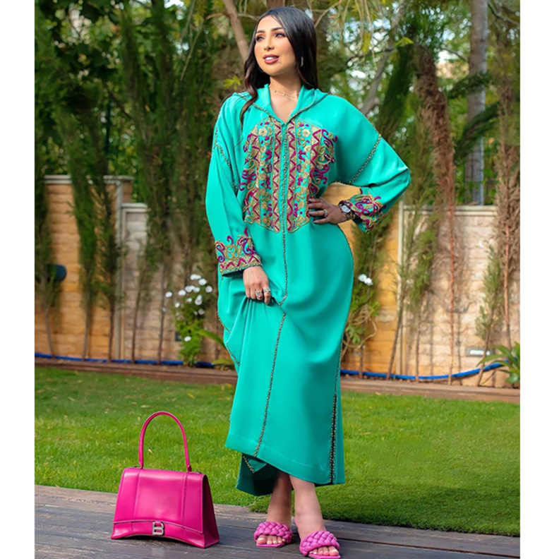 اطلالات دنيا بطمة بالقفطان المغربي المطرز والبارز من الامام