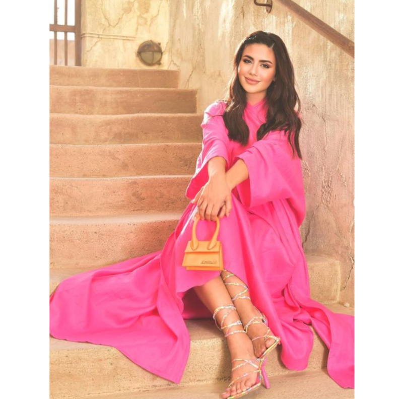 ديما الأسدي تألقت بالعباية باللون الفوشيا من توقيع المصممة Rasha Bilal