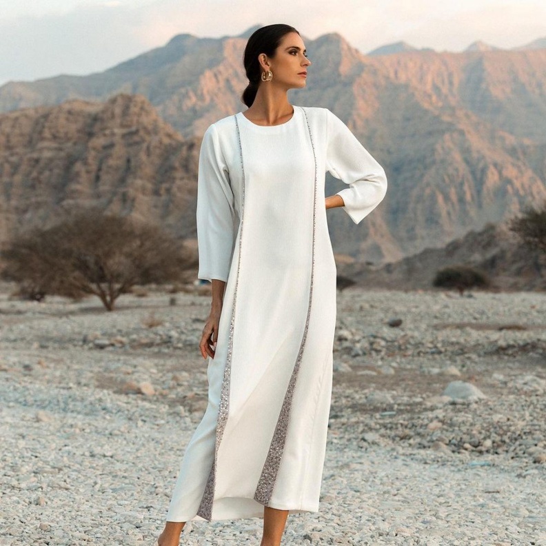  عبايات باللون الابيض من مجموعة wa dubai