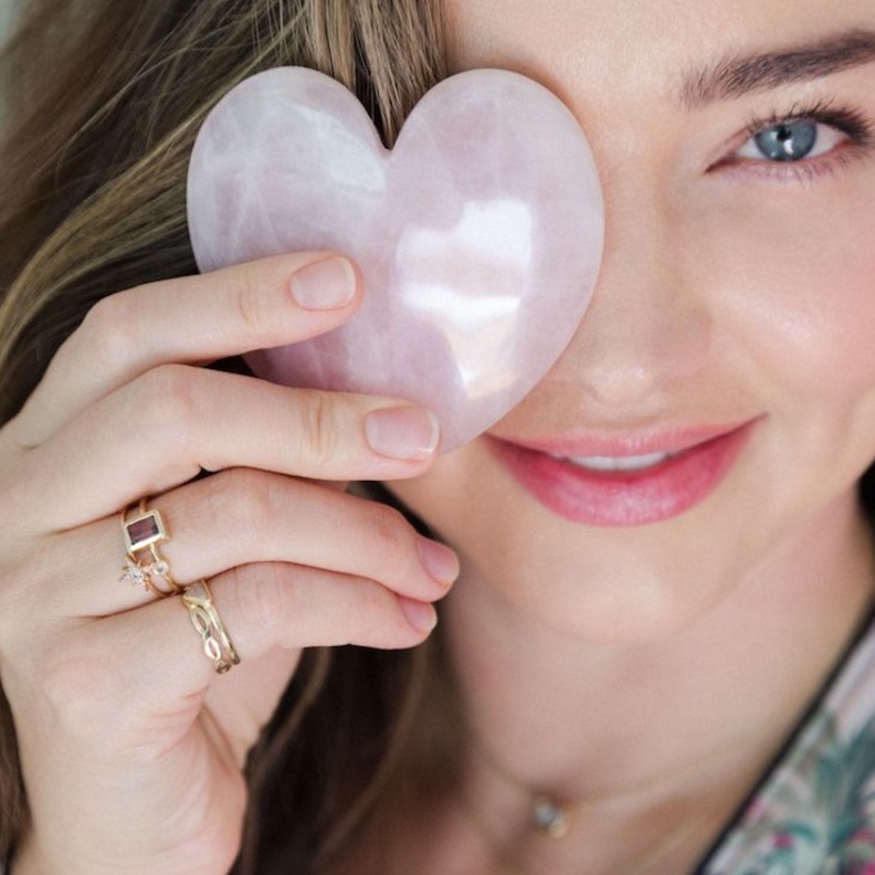  تدخل ميراندا الكوارتز الوردي إلى مستحضراتها للعناية بالبشرة