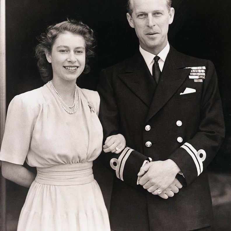 الملكة إليزابيث تتألق ببروش Naval badge brooch