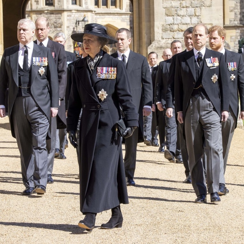 ما هي الأوسمة التي ارتدتها أفراد العائلة المالكة البريطانية في جنازة الأمير فيليب؟ 