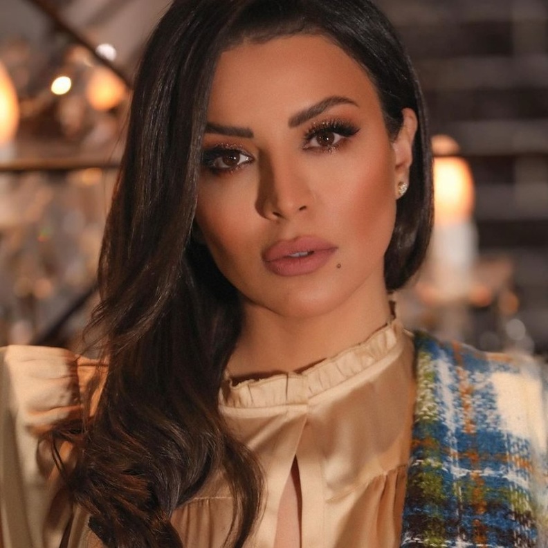 أمل بوشوشة بمكياج ترابي 2021