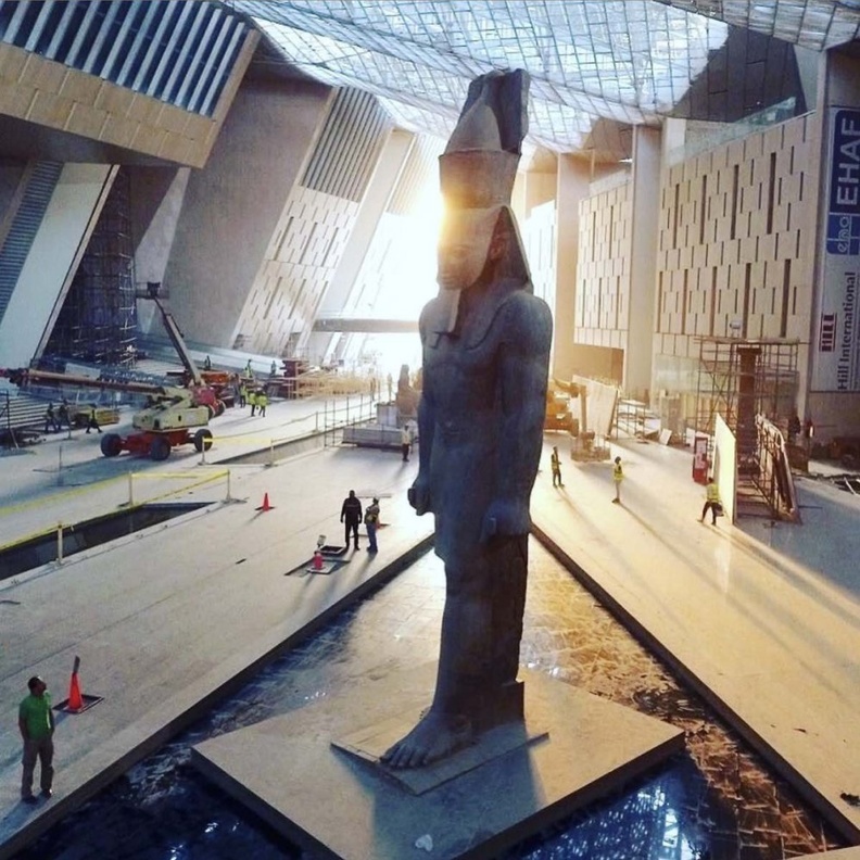  يوجد في بهو المتحف المصري الكبير تمثال للملك رمسيس الثاني والتمثال موضوع على قاعدة فريدة من نوعها