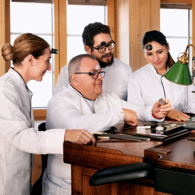 سيبدأ أحد خبراء المصنع المشاركين في بعض الزخارف الأكثر دقة التي تزين الساعات الفاخرة