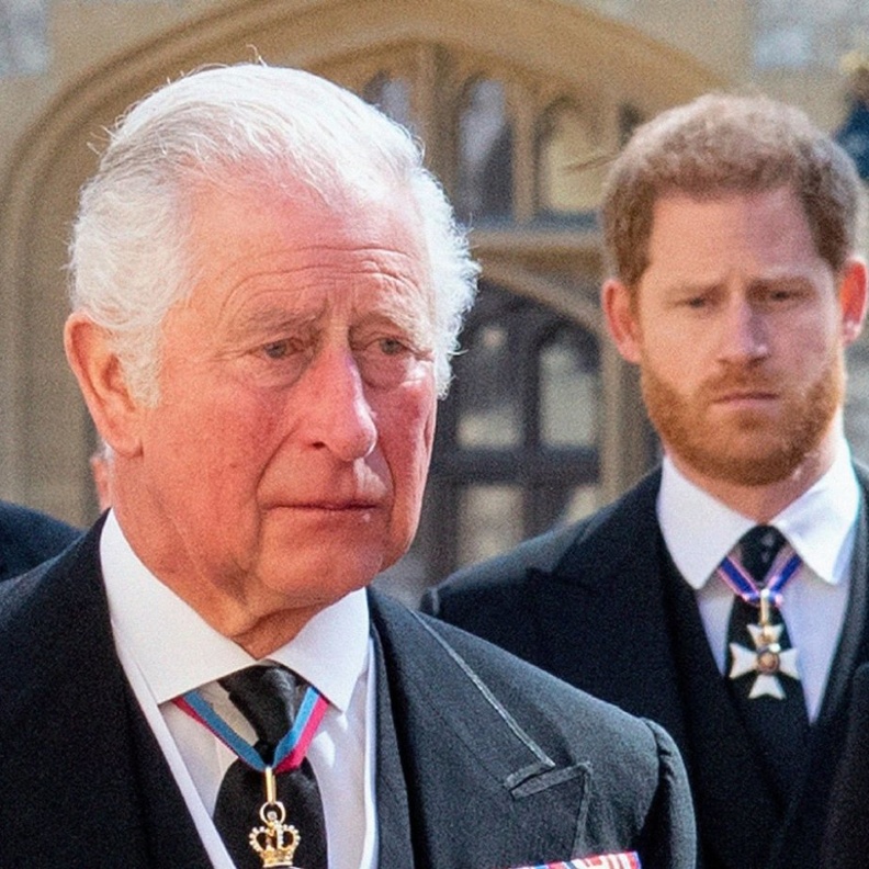 تشارلز يعقد قمة ملكية مصغرة مع وليام وهاري وكيت