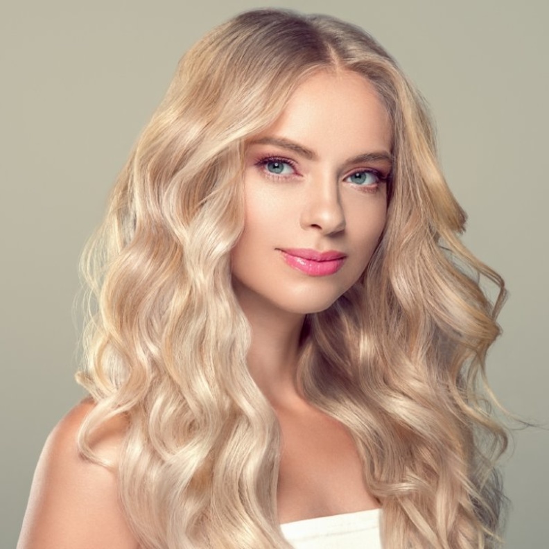  تسريحات شعر طبيعية منسدلة للصبايا في رمضان 2021