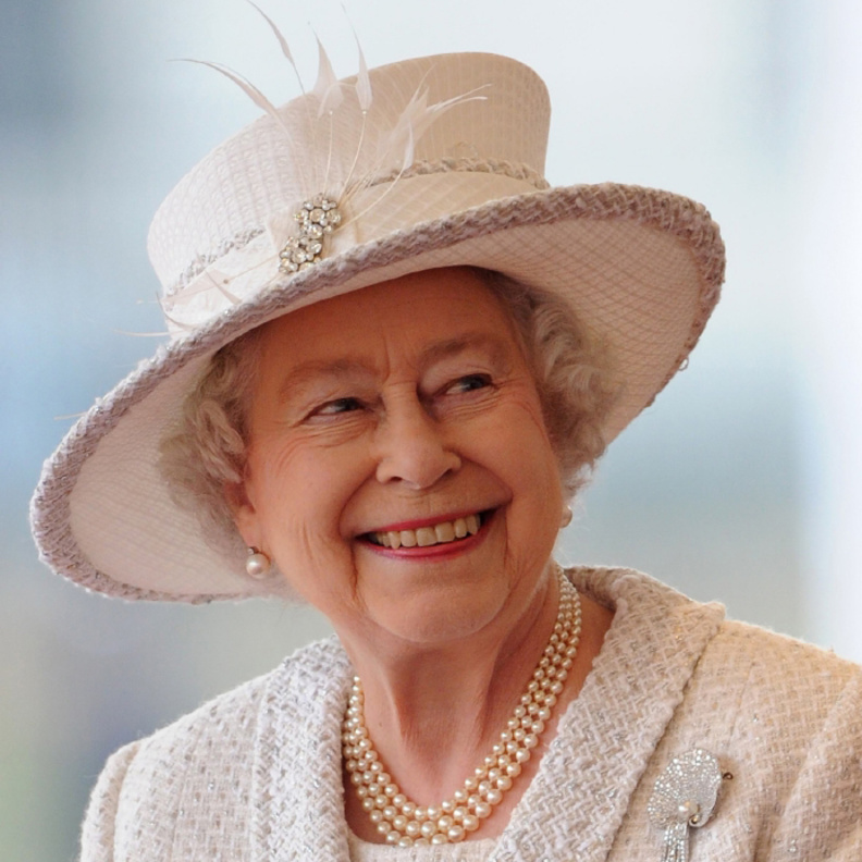 اطلالات الملكة اليزابيث الجمالية مع المكياج الناعم.