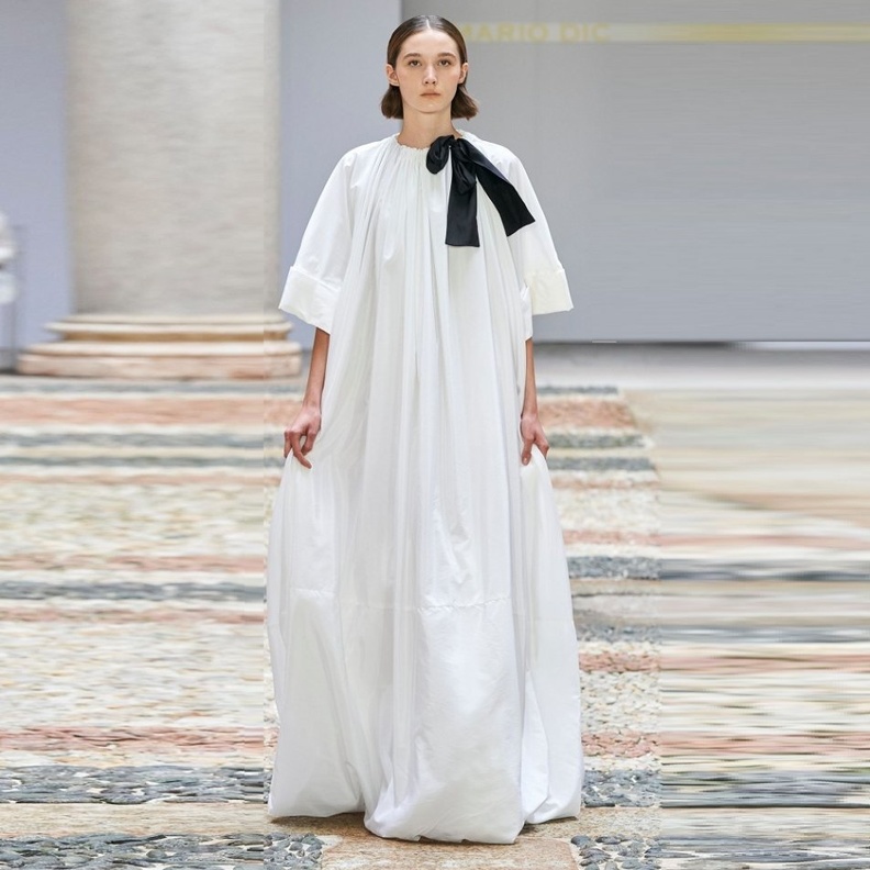 موديلات فساتين بيضاء مريحة لإطلالات مشرقة في رمضان 2021 من Mario Dice